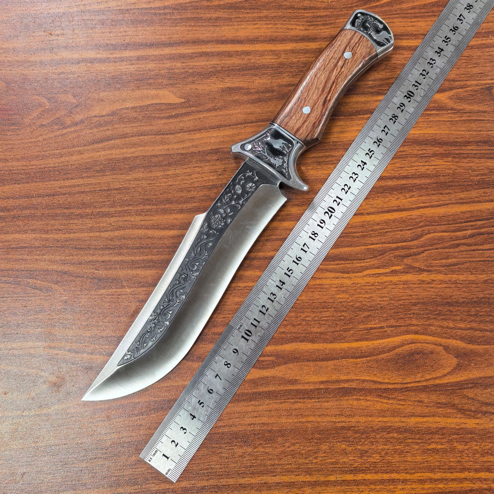 Wholesale fixed blade daggers, short knives with black nylon sheaths, survival knives and outdoor exploration knives