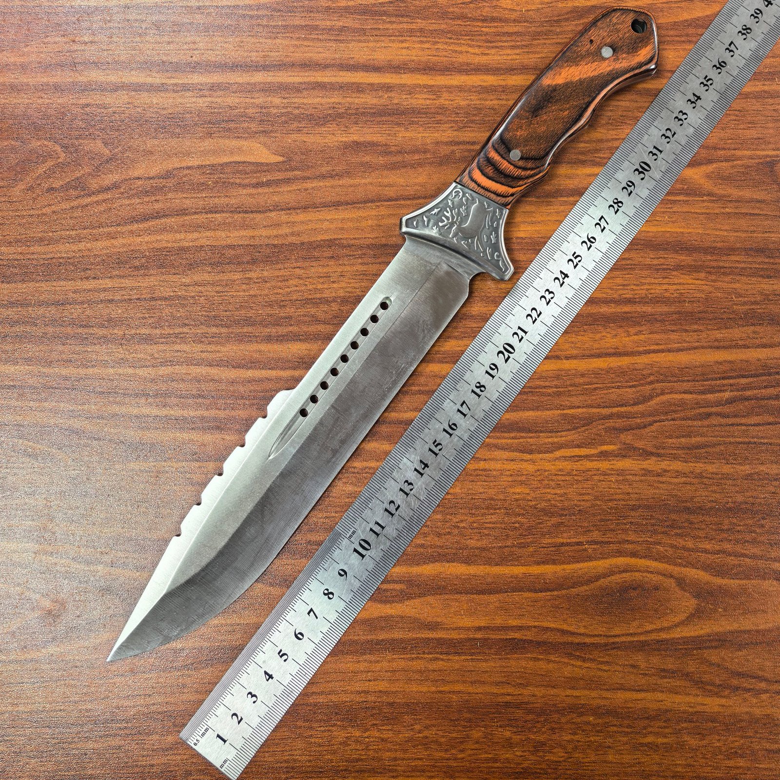 Tactical short knife with fixed blade and sheath, with wooden handle. A survival hunting knife suitable for camping, outdoor survival, and outdoor activities. It is a men's outdoor knife and a Christmas gift.